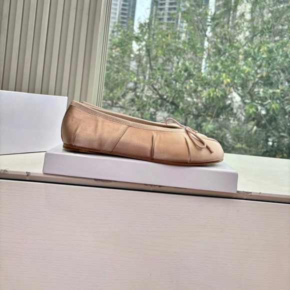 Maison Martin Margiela Beige Split-Toe Flats - Picture 7 of 8